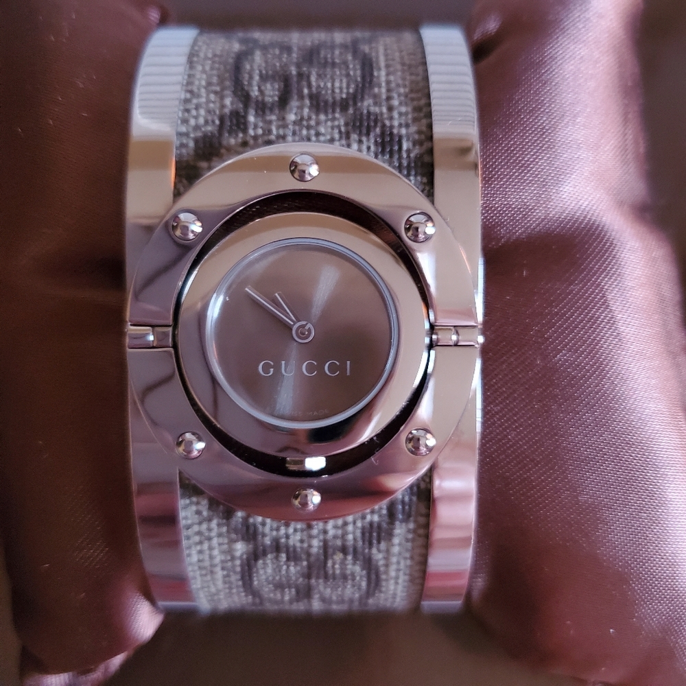 Gucci twirl bangle watch